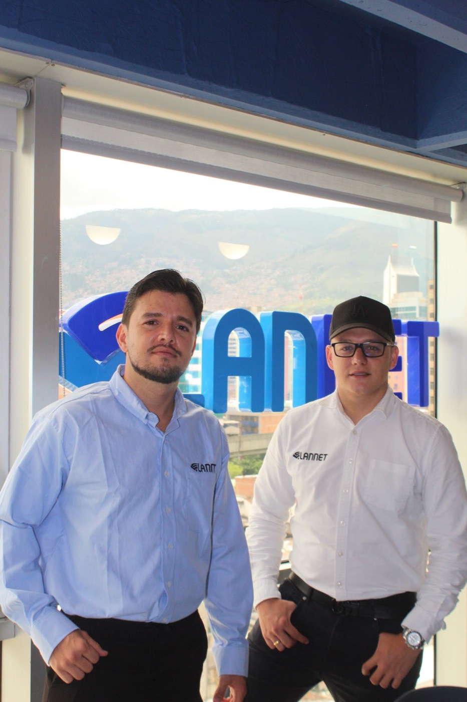 Equipo de Lannet en su oficina del centro de Medellín