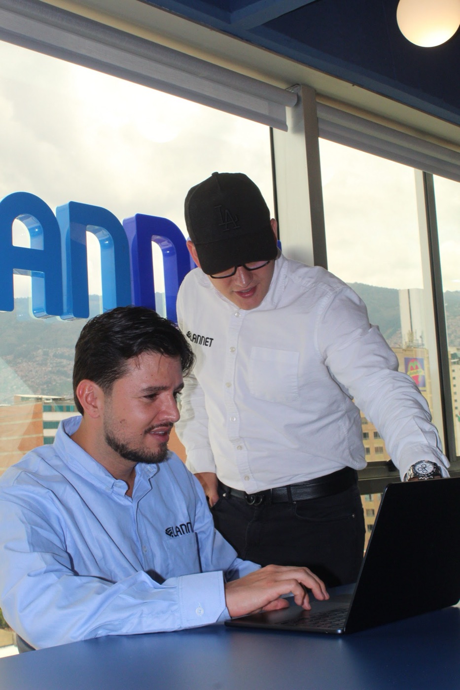 Equipo de Lannet trabajando en la oficina